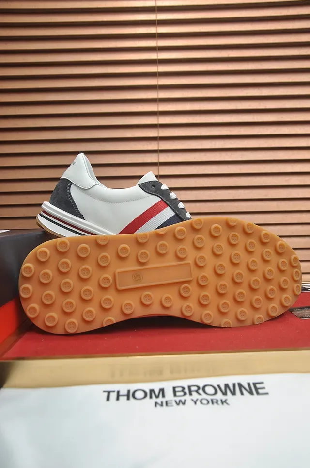 Thom Browne Tênis Lifestyle Branco e Cinza de Baixo em Suede e Couro Painelado 3