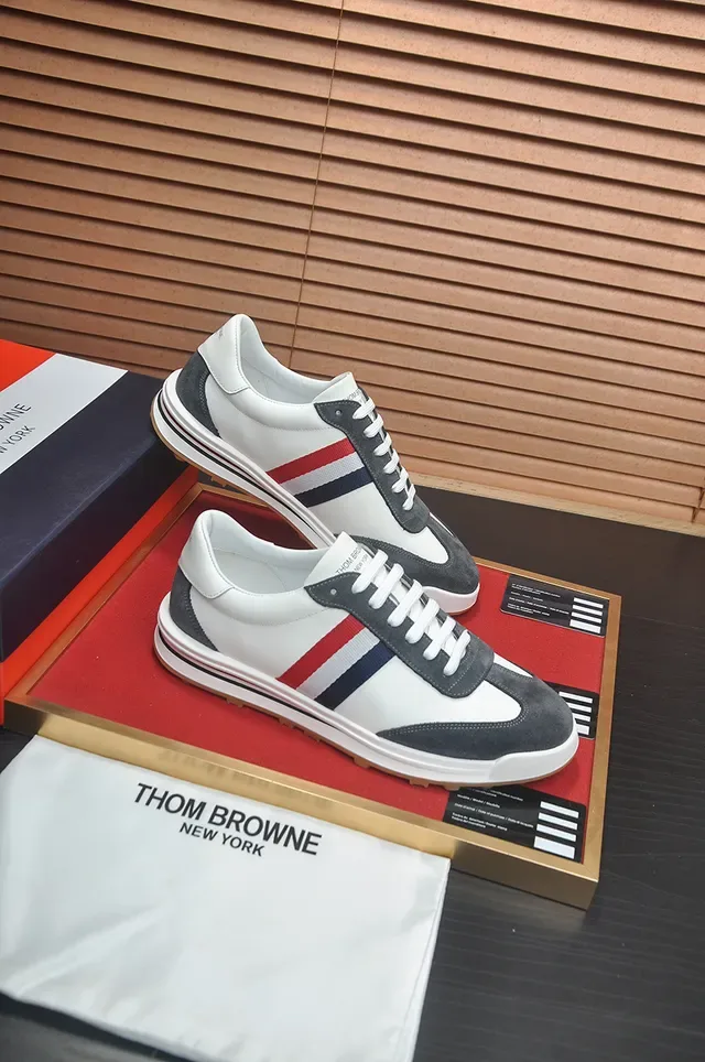 Thom Browne Tênis Lifestyle Branco e Cinza de Baixo em Suede e Couro Painelado 4