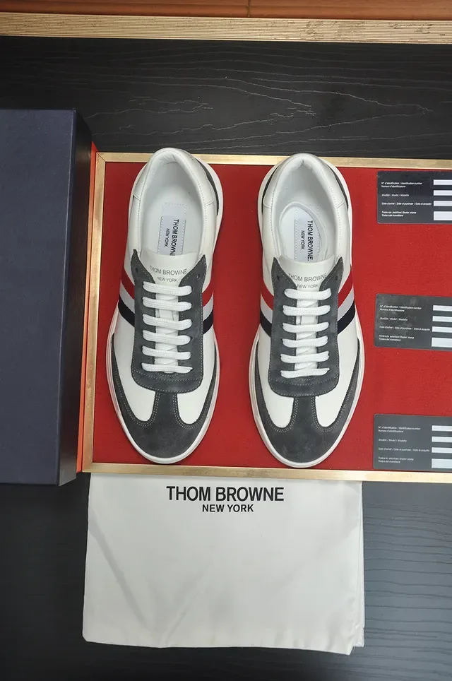 Thom Browne Tênis Lifestyle Branco e Cinza de Baixo em Suede e Couro Painelado 5
