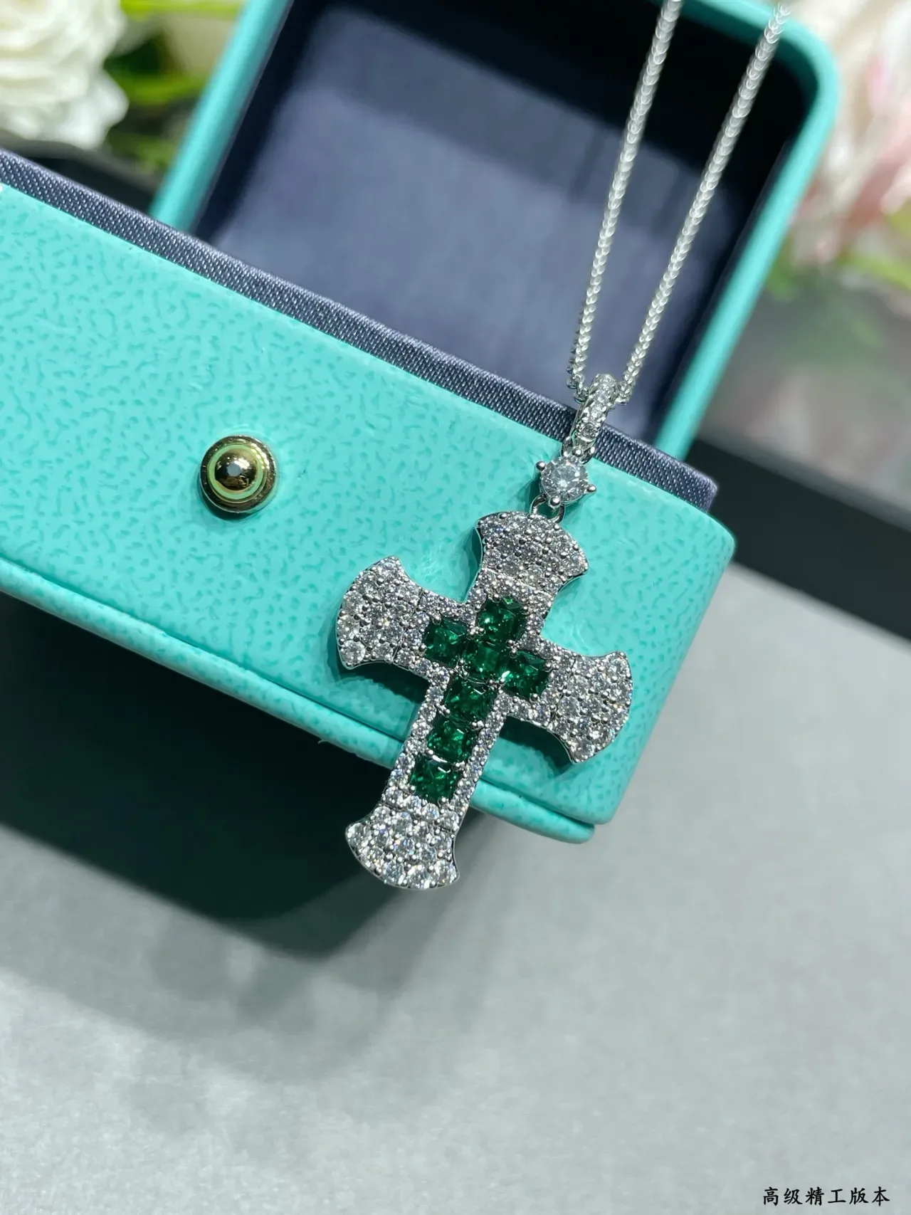 Tiffany & Co. নীল সবুজ ক্রস-শেপড পেন্ডেন্ট Pave-Set সাদা পাথর নেকলেস 3