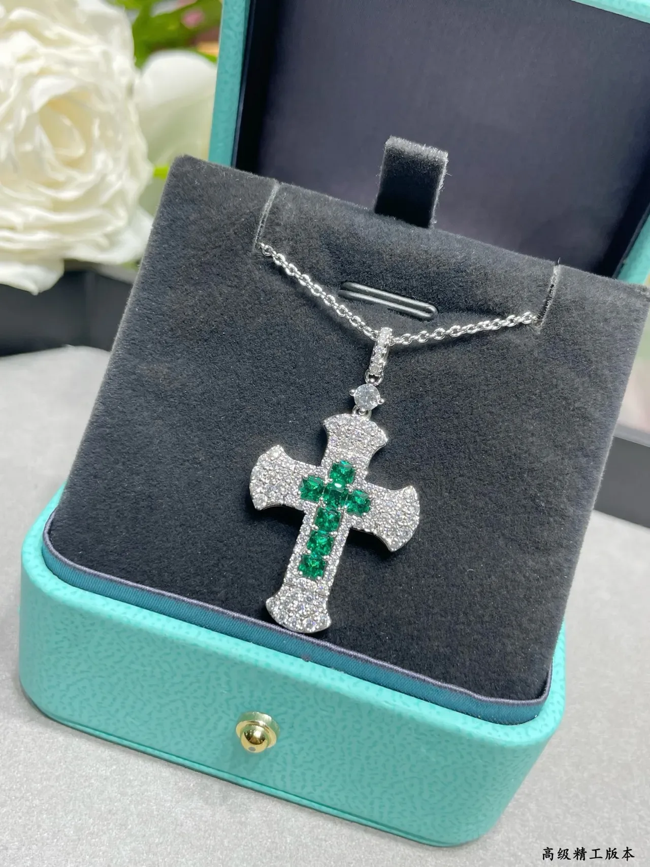 Tiffany & Co. নীল সবুজ ক্রস-শেপড পেন্ডেন্ট Pave-Set সাদা পাথর নেকলেস 8