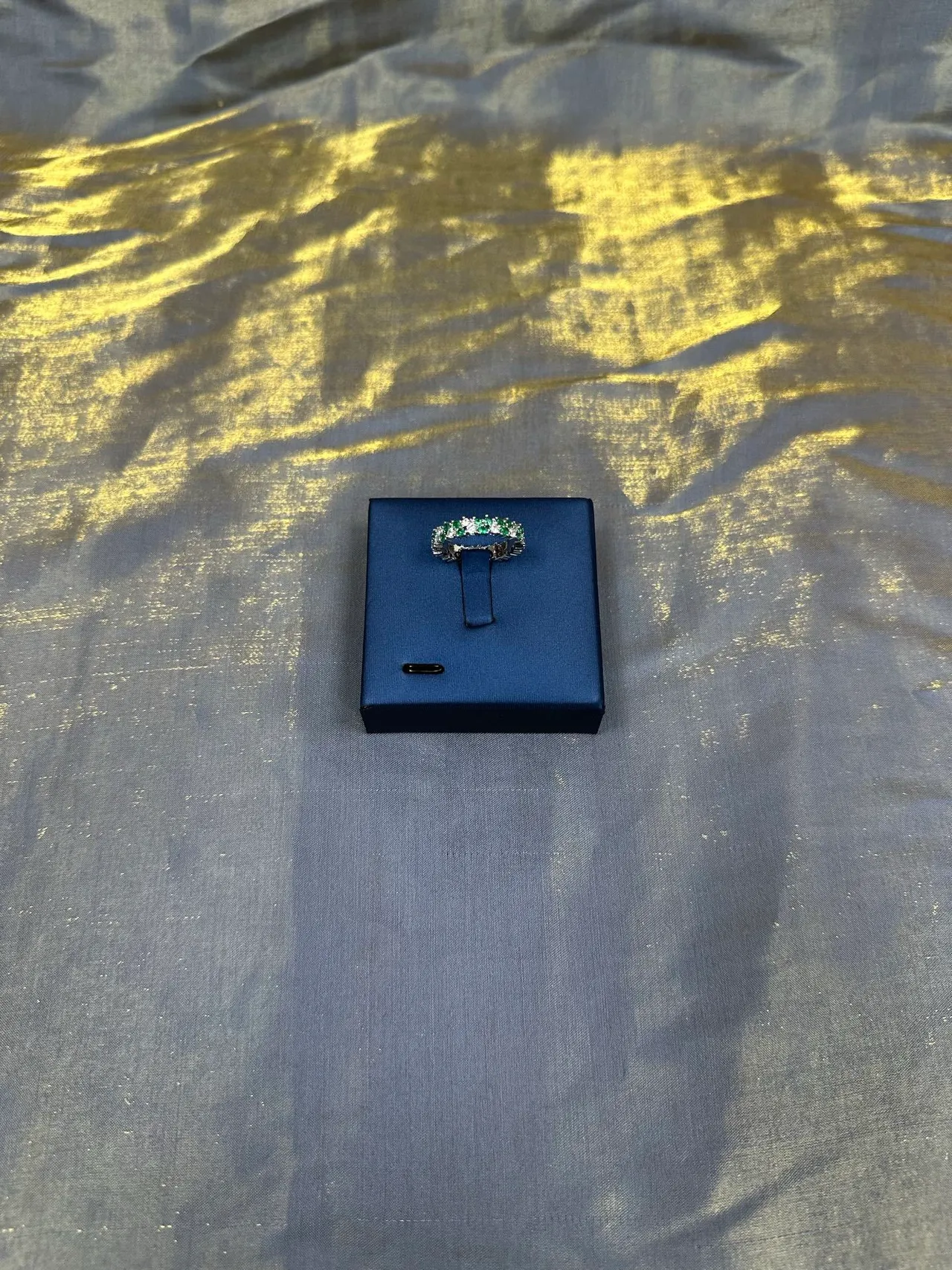 Tiffany & Co. Eternity خاتم حجر أخضر وأبيض متناوب 3