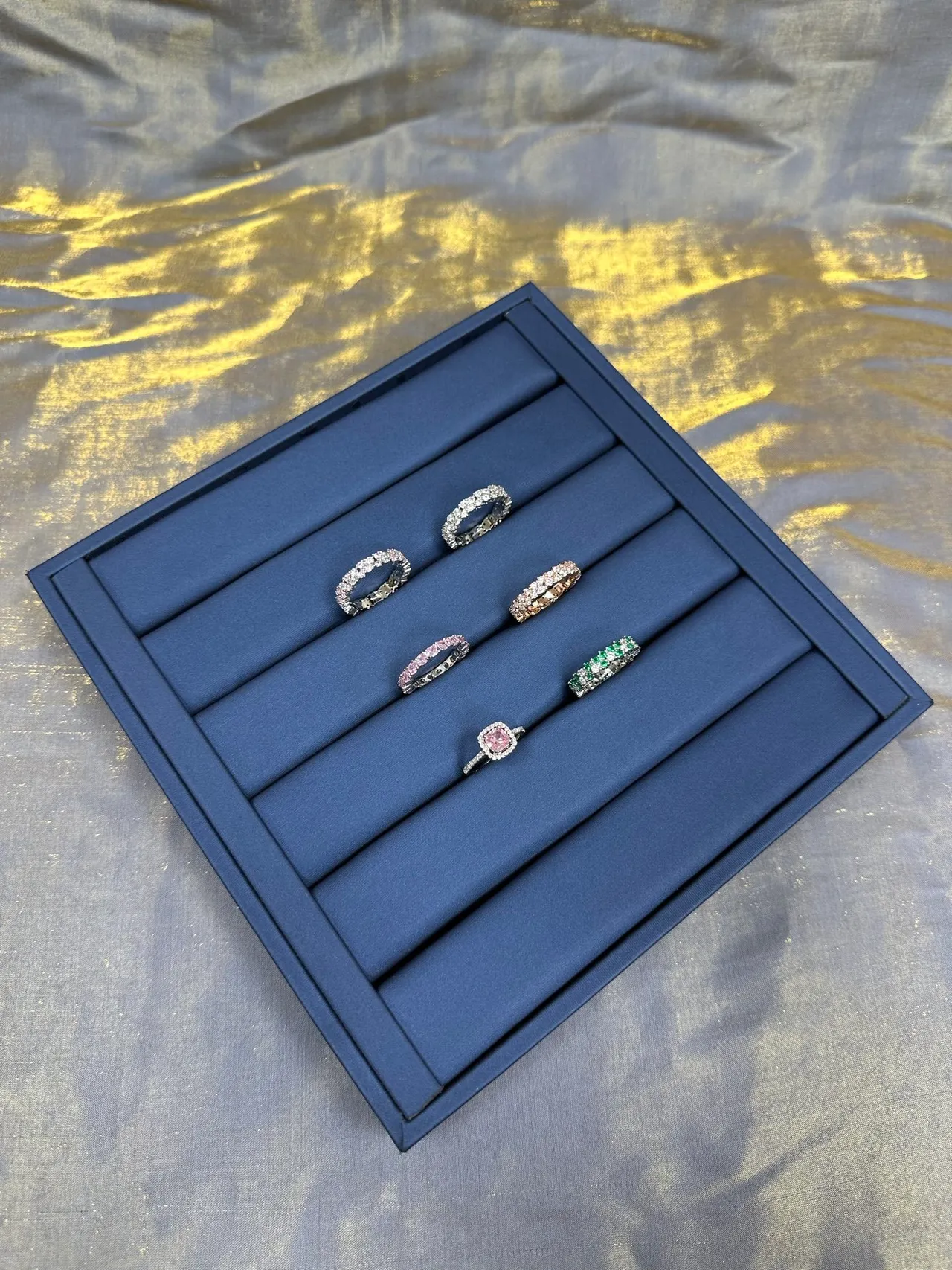 Tiffany & Co. Eternity خاتم حجر أخضر وأبيض متناوب 5