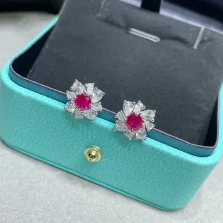 Tiffany & Co. फ्लोरल क्लस्टर रूबी और डायमंड कान की मूँछ