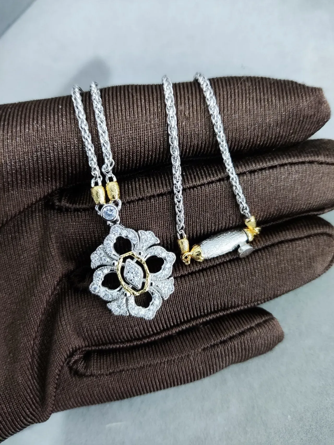 Tiffany & Co. फ्लोरल क्वाट्रेफॉइल पेंडेंट सिल्वर व्हाइट पवेसेट डायमंड नेकलस 4