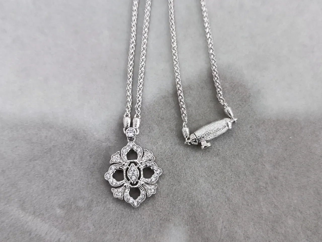 Tiffany & Co. फ्लोरल क्वाट्रेफॉइल पेंडेंट सिल्वर व्हाइट पवेसेट डायमंड नेकलस 5