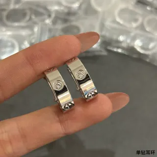 Tiffany & Co. HardWear एक डायमंड हूप ईयररिंग्स