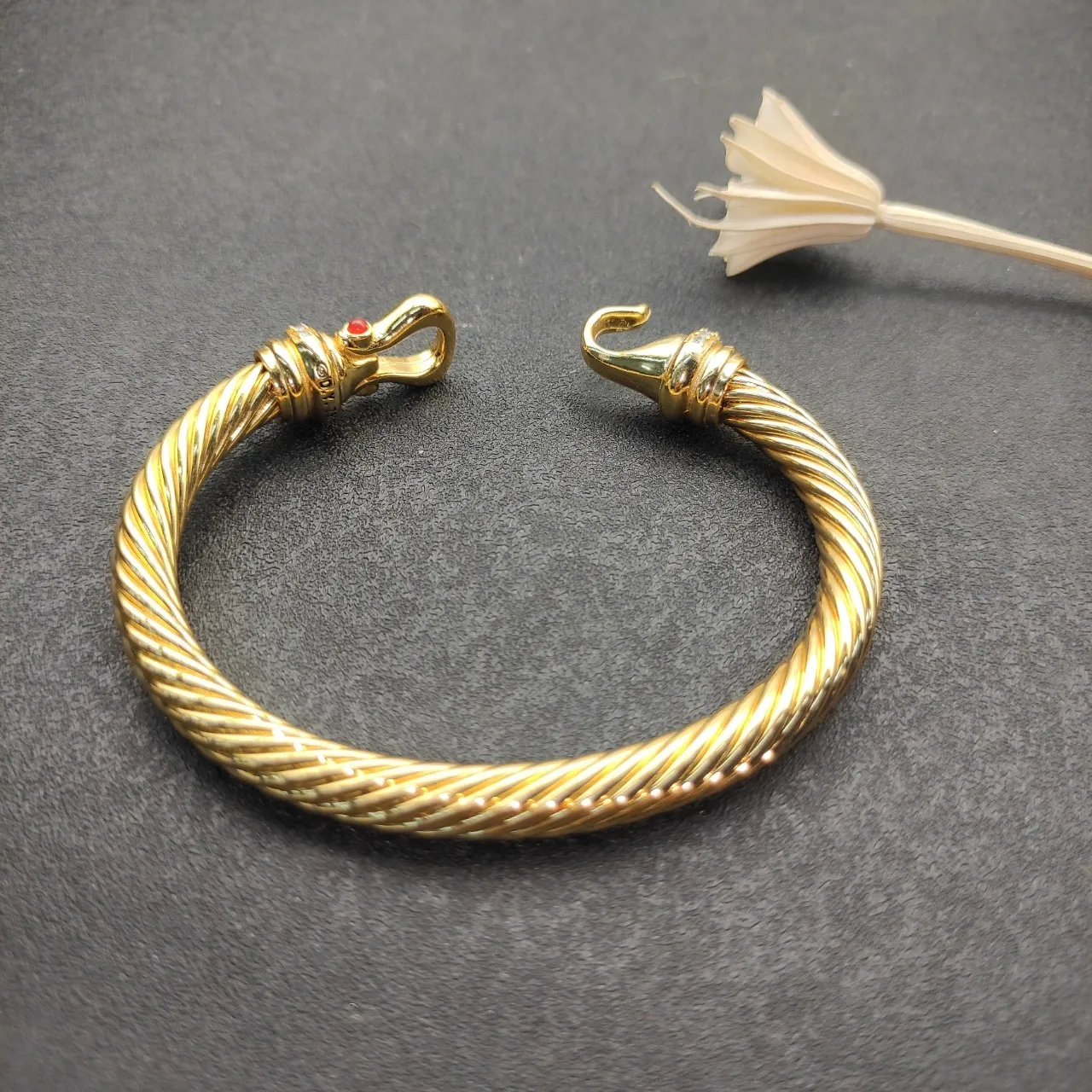 Tiffany & Co. HardWear Twisted Cable pulseira de diamantes e rubis 7