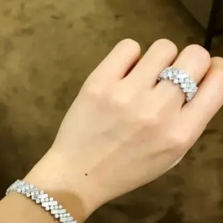 Tiffany & Co. T ज़िगज़ैग बैगेट-कट डायमंड रिंग