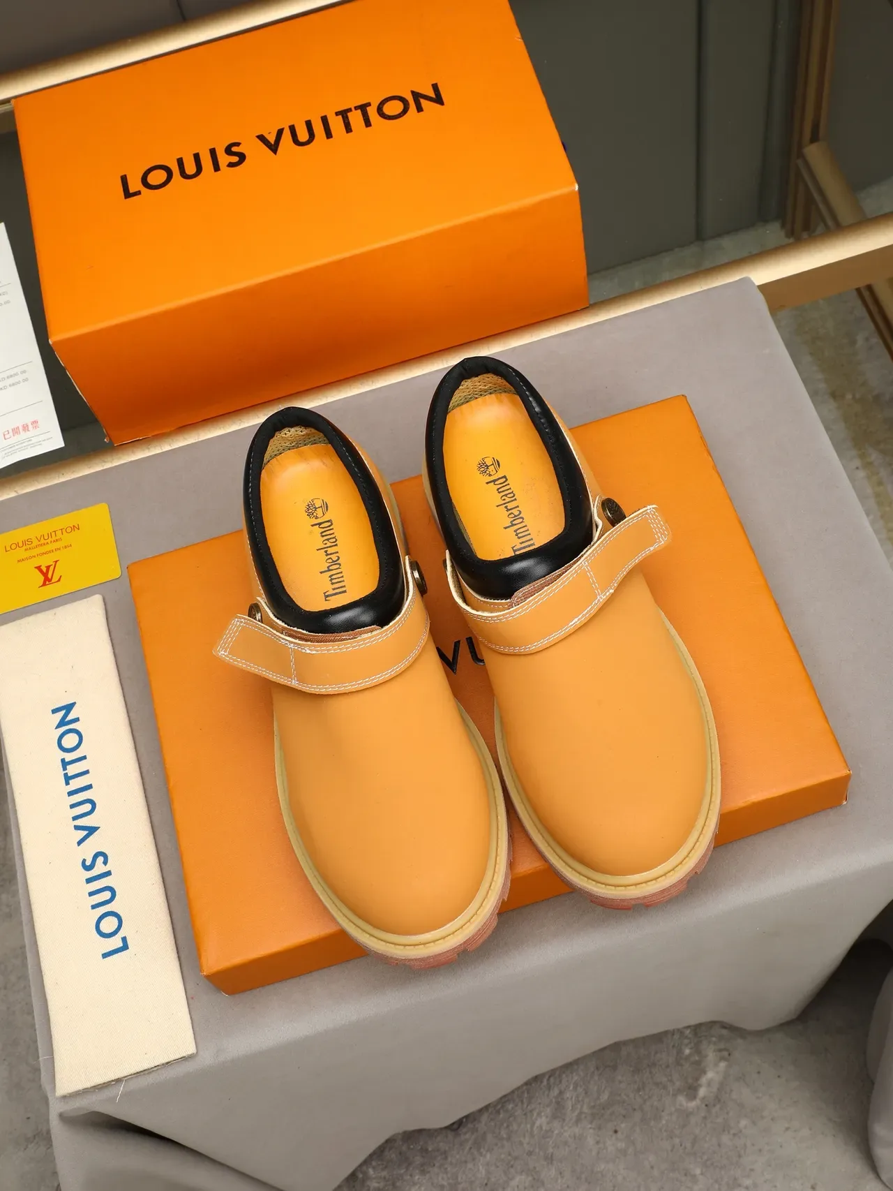 Timberland नारंगी काली स्लिप ऑन क्लॉग मेडैलियन स्ट्रैप केजुअल जूते 4