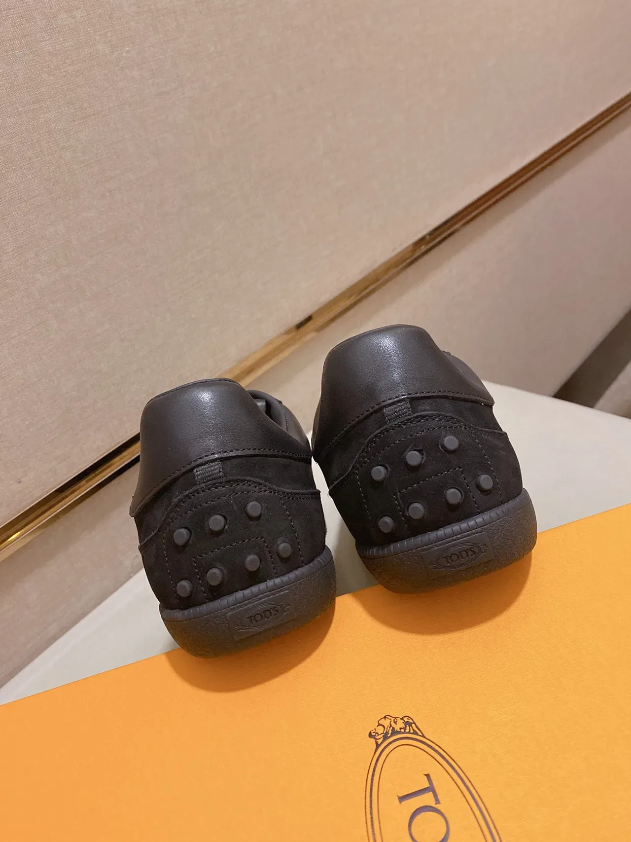 Tod's Zapatillas Lifestyle de Ante y Cuero Negro con Paneles y Franja de Logo Embossado 2