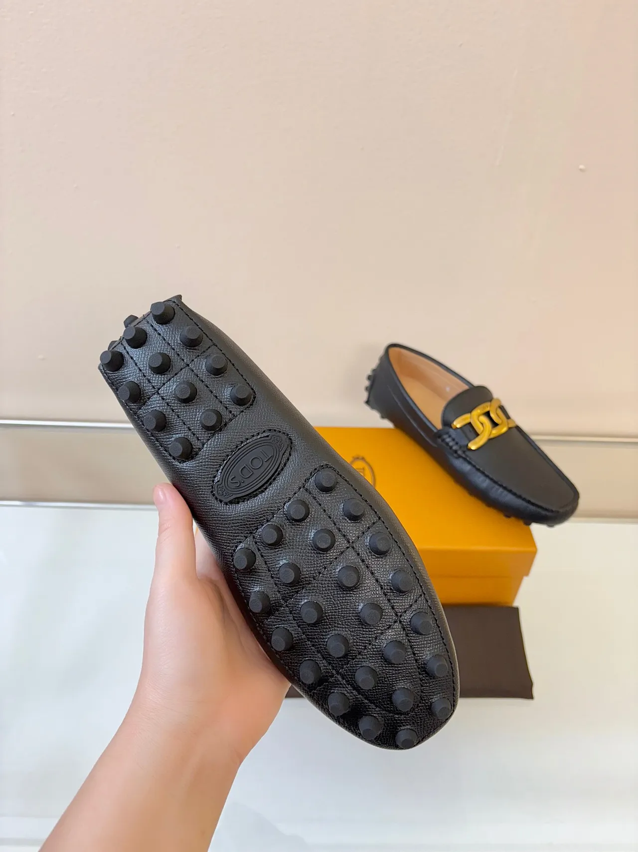 Tod's Gommino mocassin en cuir texturé noir et or avec chaîne à maillons bit 5