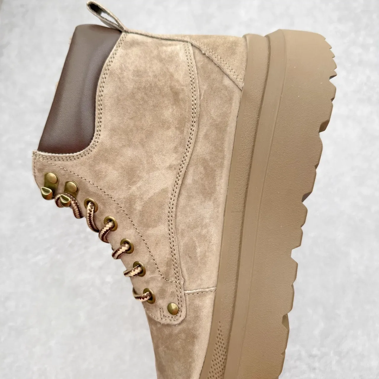 UGG Botas de Ante Beige Plataforma con Cordones 2