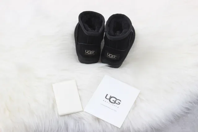 UGG ক্যাট ফেস এপ্লিকে কালো স্নো বুটস 2