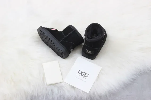 UGG ক্যাট ফেস এপ্লিকে কালো স্নো বুটস 7