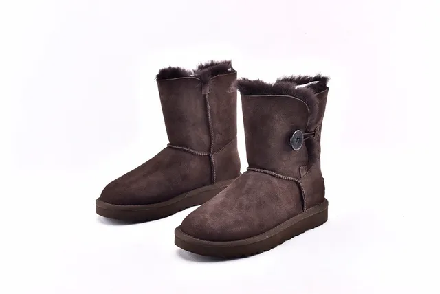UGG Classic Mini 棕色麂皮羊毛内里雪靴 2