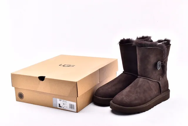 UGG Classic Mini 棕色麂皮羊毛内里雪靴 15