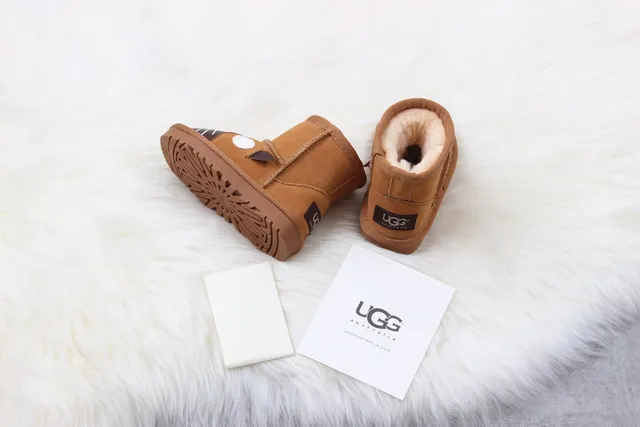 UGG क्लासिक मिनी कैट फेस ब्राउन स्नो बूट्स 2