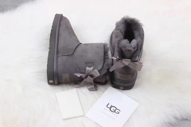 UGG Classic Mini 炭灰色羊毛内里雪靴 2