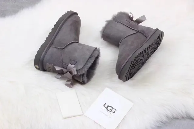 UGG Classic Mini 炭灰色羊毛内里雪靴 3
