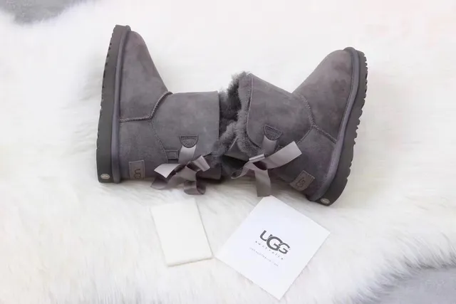 UGG Classic Mini 炭灰色羊毛内里雪靴 4