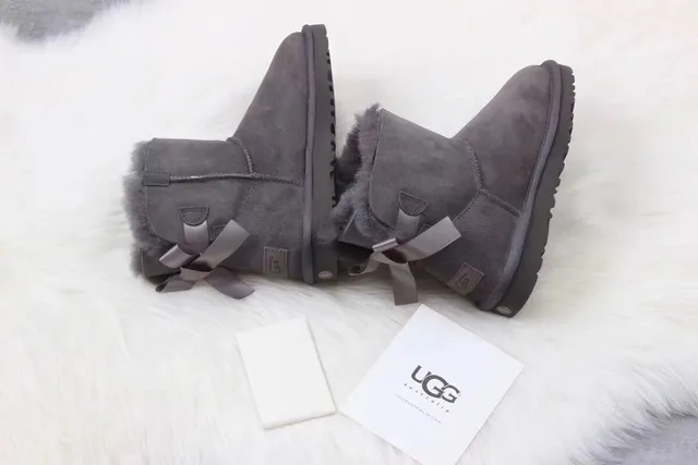 UGG Classic Mini 炭灰色羊毛内里雪靴 5