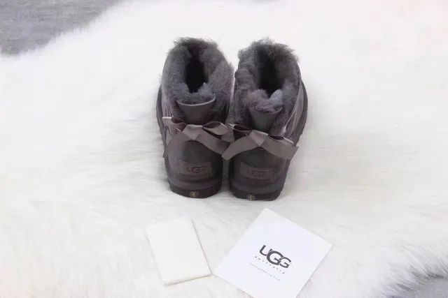 UGG Classic Mini 炭灰色羊毛内里雪靴 6