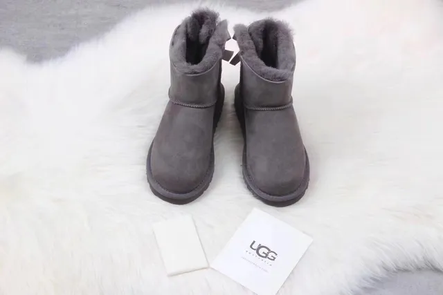 UGG Classic Mini 炭灰色羊毛内里雪靴 7