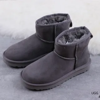 UGG Classic Mini حذاء ثلجي رمادي فحمي