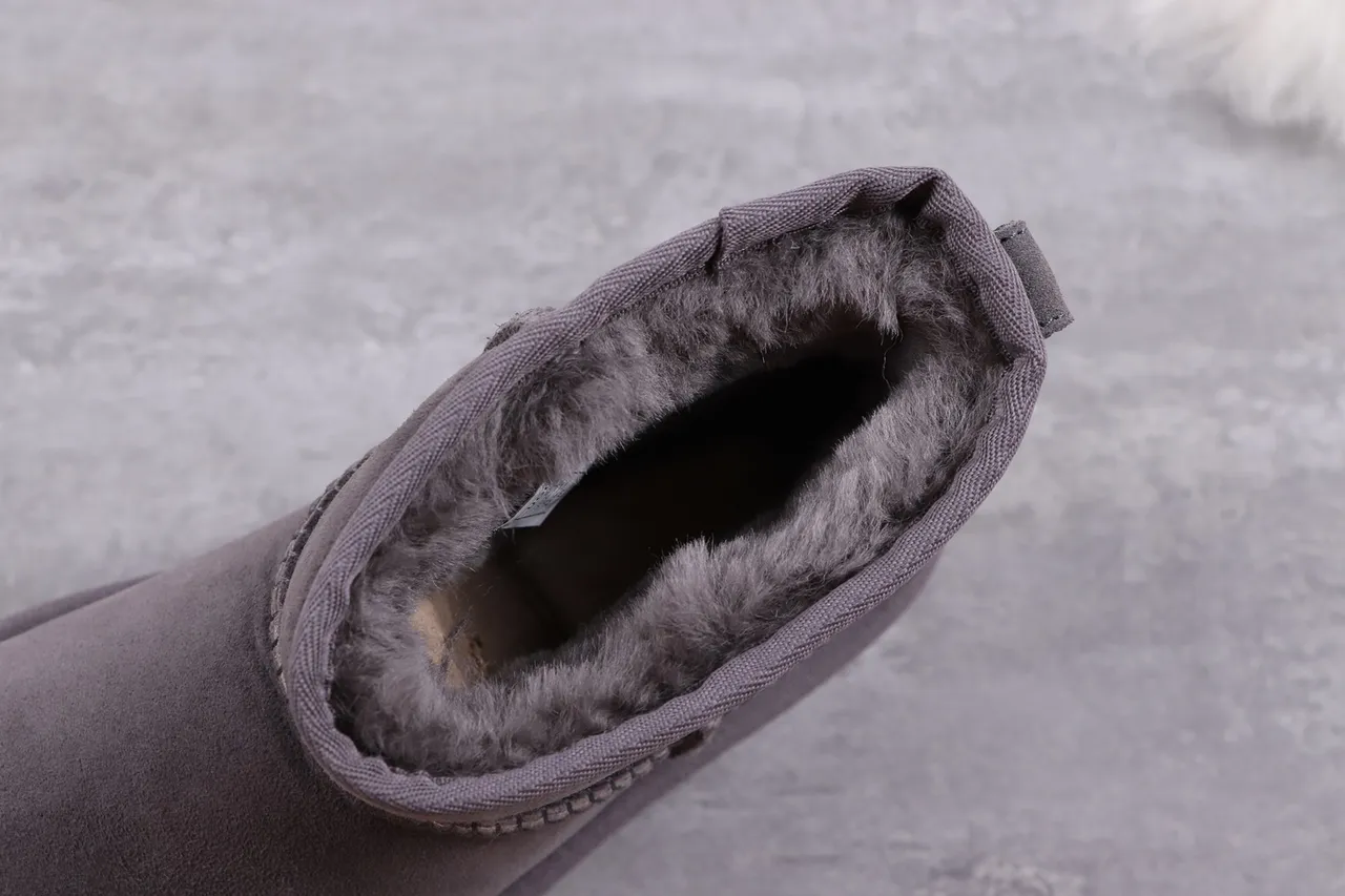 UGG Classic Mini কার্বন গ্রে স্নো বুটস 2
