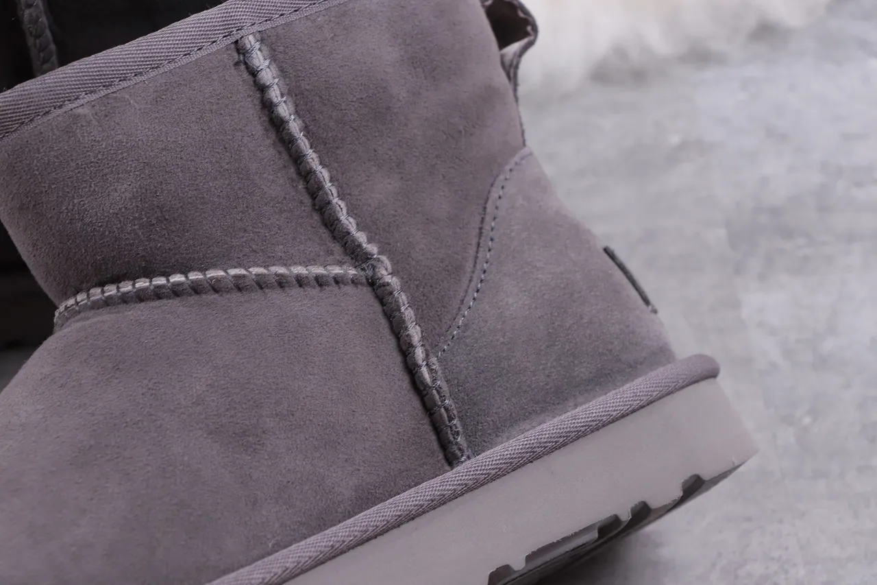 UGG Classic Mini কার্বন গ্রে স্নো বুটস 3