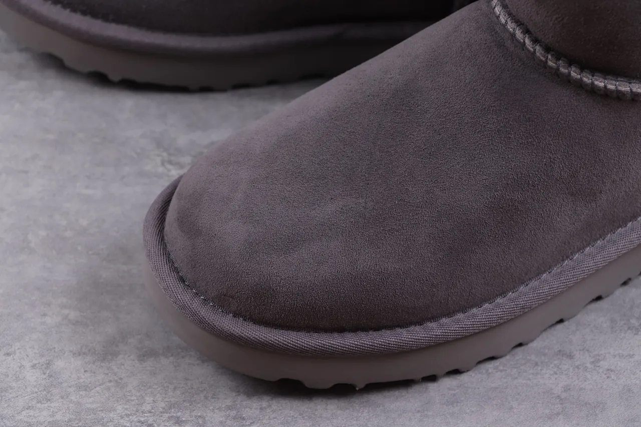 UGG Classic Mini কার্বন গ্রে স্নো বুটস 4