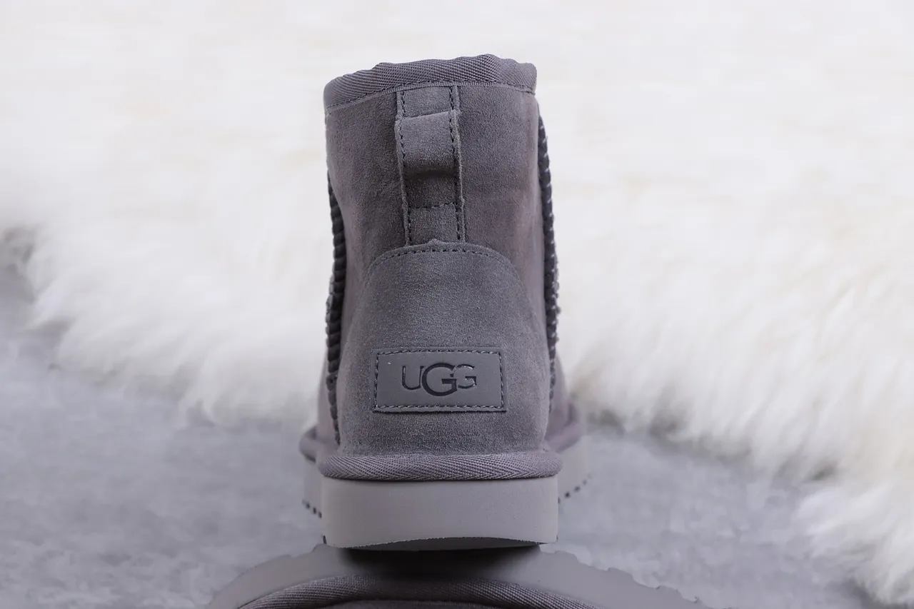 UGG Classic Mini কার্বন গ্রে স্নো বুটস 5
