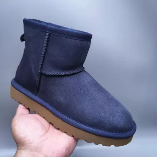UGG নেভি ব্রাউন সুয়েড উপর শিয়ারলিং-লাইন্ড কাফ স্নো বুটস