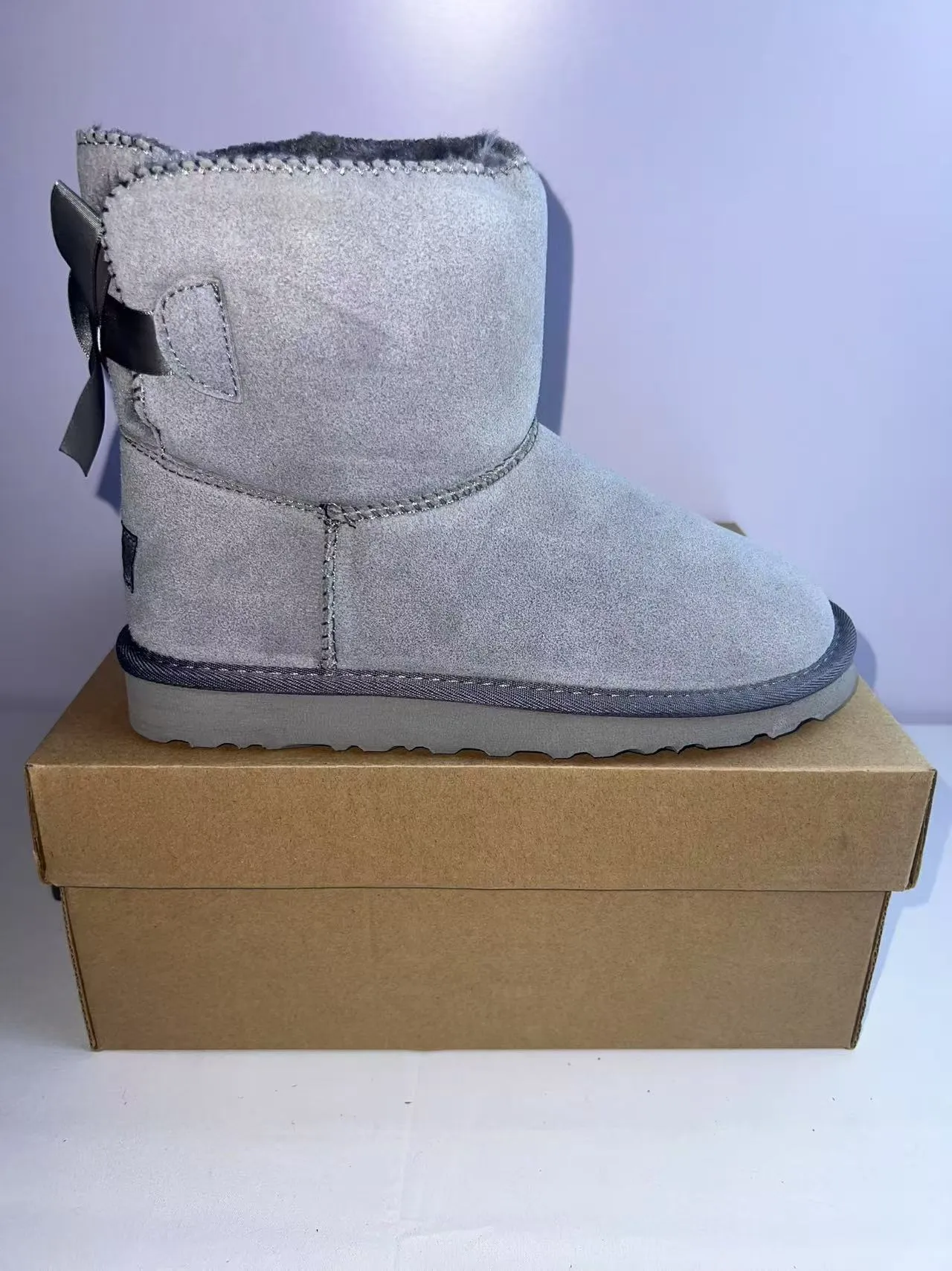 UGG 银灰色金属麂皮质鞋面羊毛内衬带扣雪靴 3