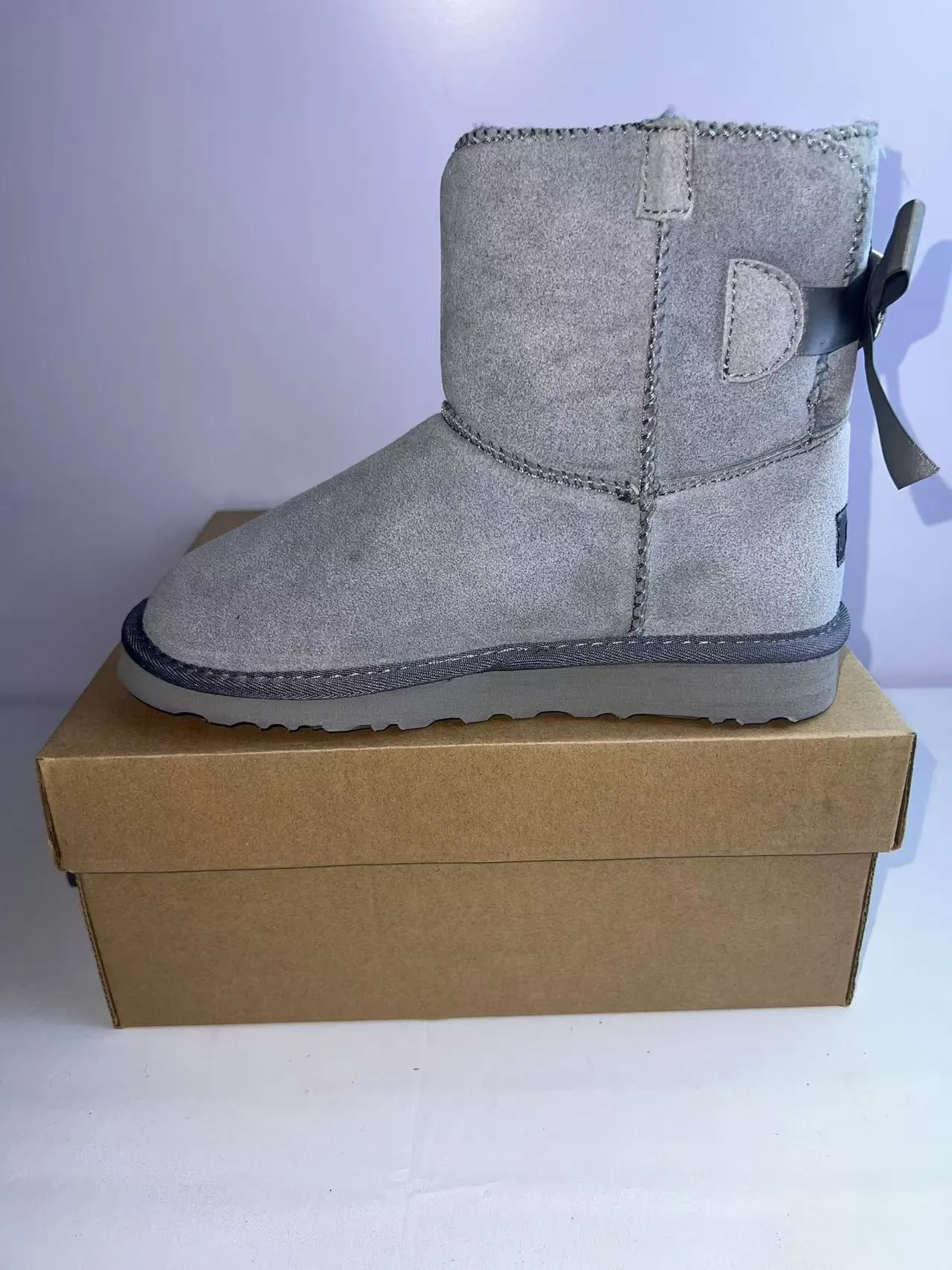 UGG 银灰色金属麂皮质鞋面羊毛内衬带扣雪靴 4