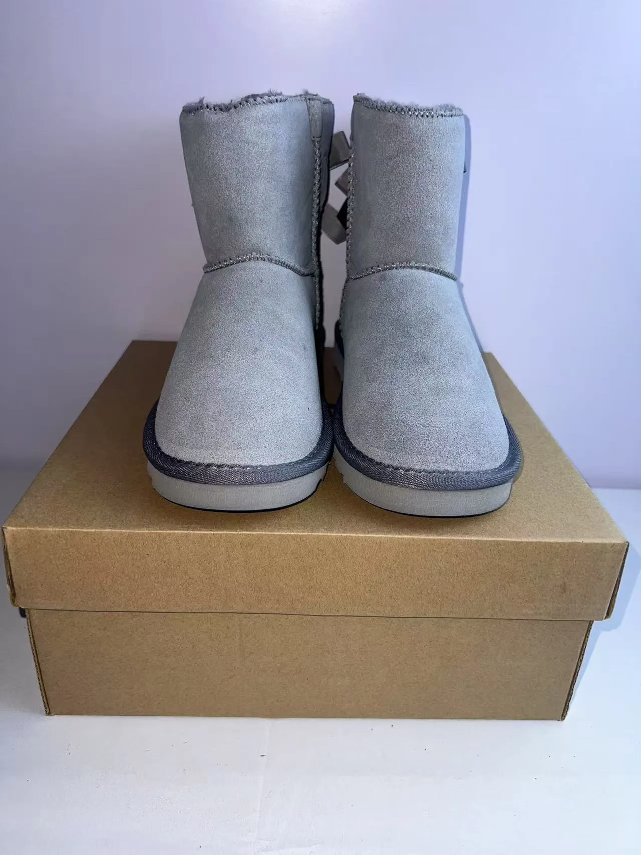 UGG 银灰色金属麂皮质鞋面羊毛内衬带扣雪靴 5