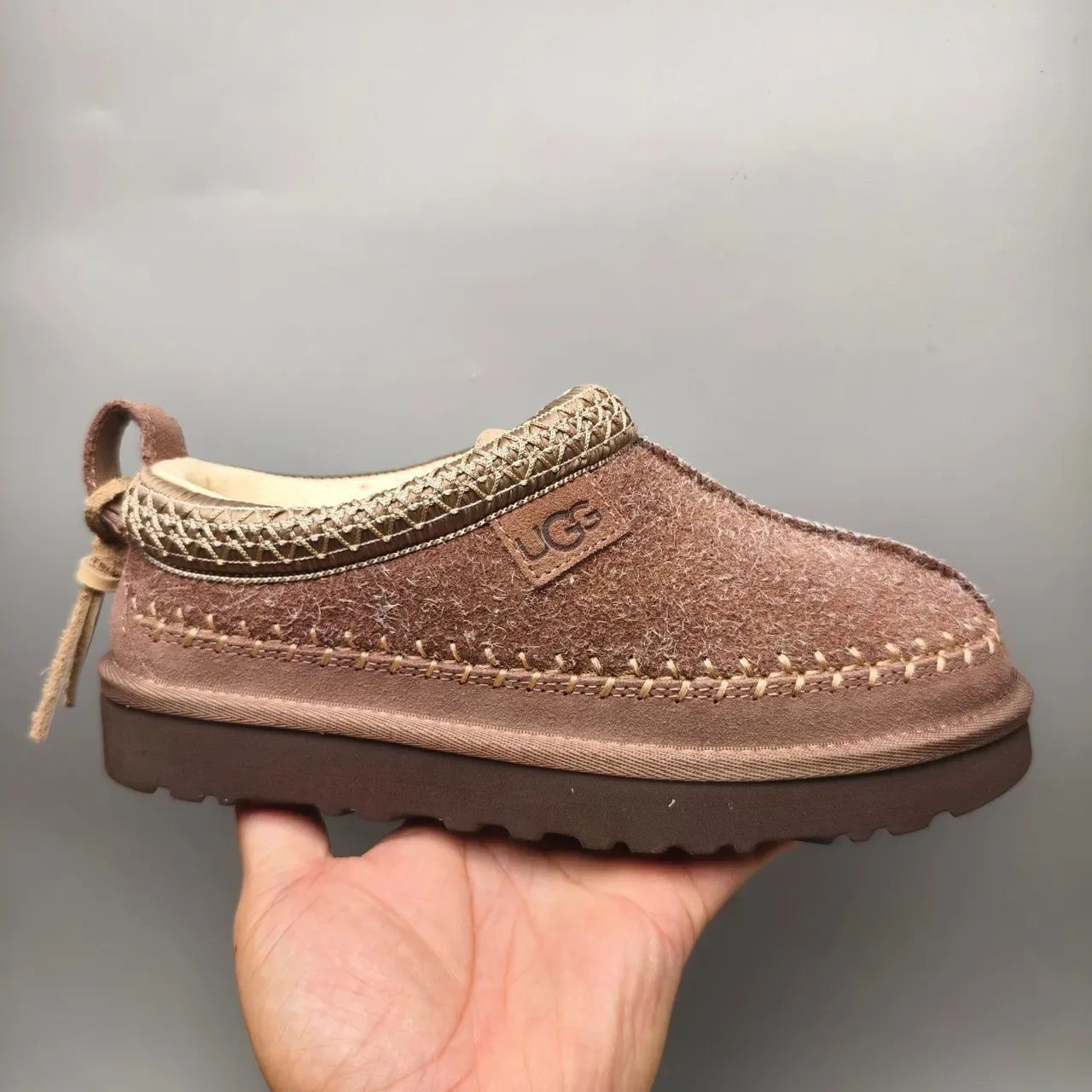 UGG Tasman বাদামি বেইজ মোকাসিন-স্টিচড শিয়ারলিং-লাইন্ড কাজুয়াল জুতা 2