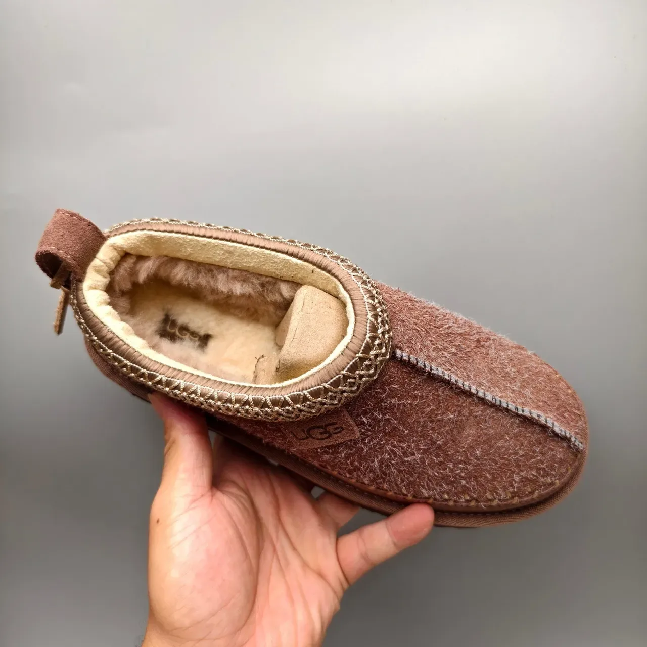 UGG Tasman বাদামি বেইজ মোকাসিন-স্টিচড শিয়ারলিং-লাইন্ড কাজুয়াল জুতা 3