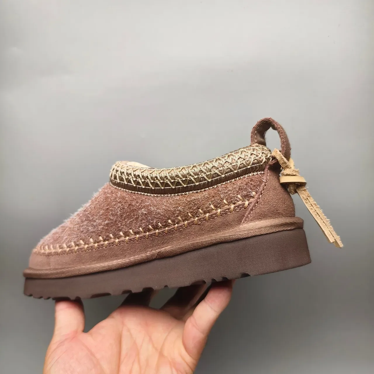 UGG Tasman বাদামি বেইজ মোকাসিন-স্টিচড শিয়ারলিং-লাইন্ড কাজুয়াল জুতা 4