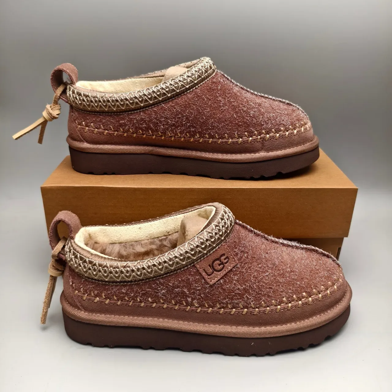 UGG Tasman বাদামি বেইজ মোকাসিন-স্টিচড শিয়ারলিং-লাইন্ড কাজুয়াল জুতা 5