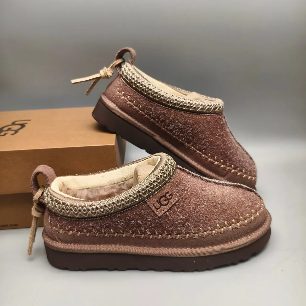 UGG Tasman বাদামি বেইজ মোকাসিন-স্টিচড শিয়ারলিং-লাইন্ড কাজুয়াল জুতা 6