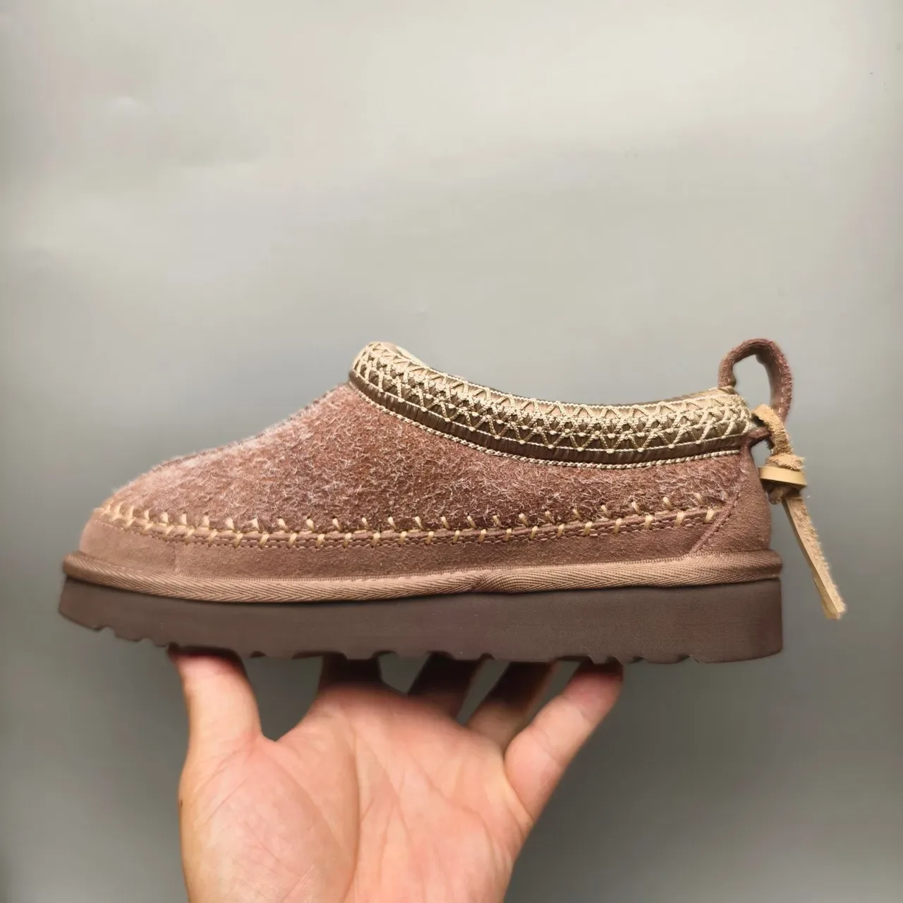 UGG Tasman বাদামি বেইজ মোকাসিন-স্টিচড শিয়ারলিং-লাইন্ড কাজুয়াল জুতা 7