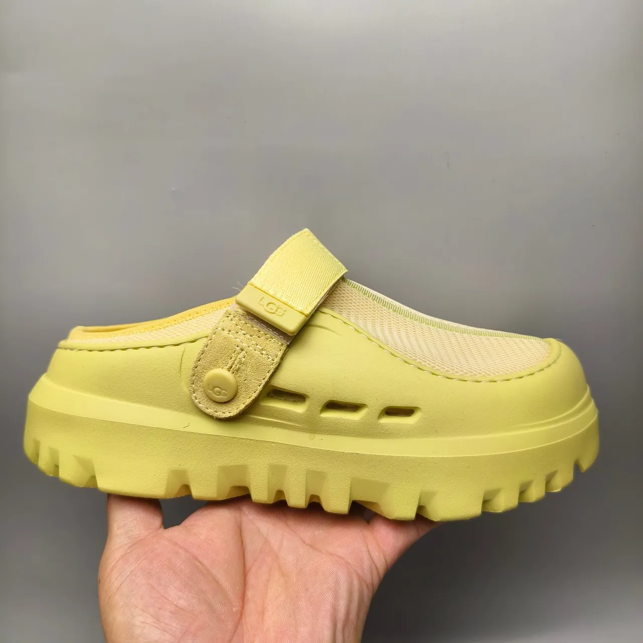 UGG Tasman Clog de malla color amarillo lima 3