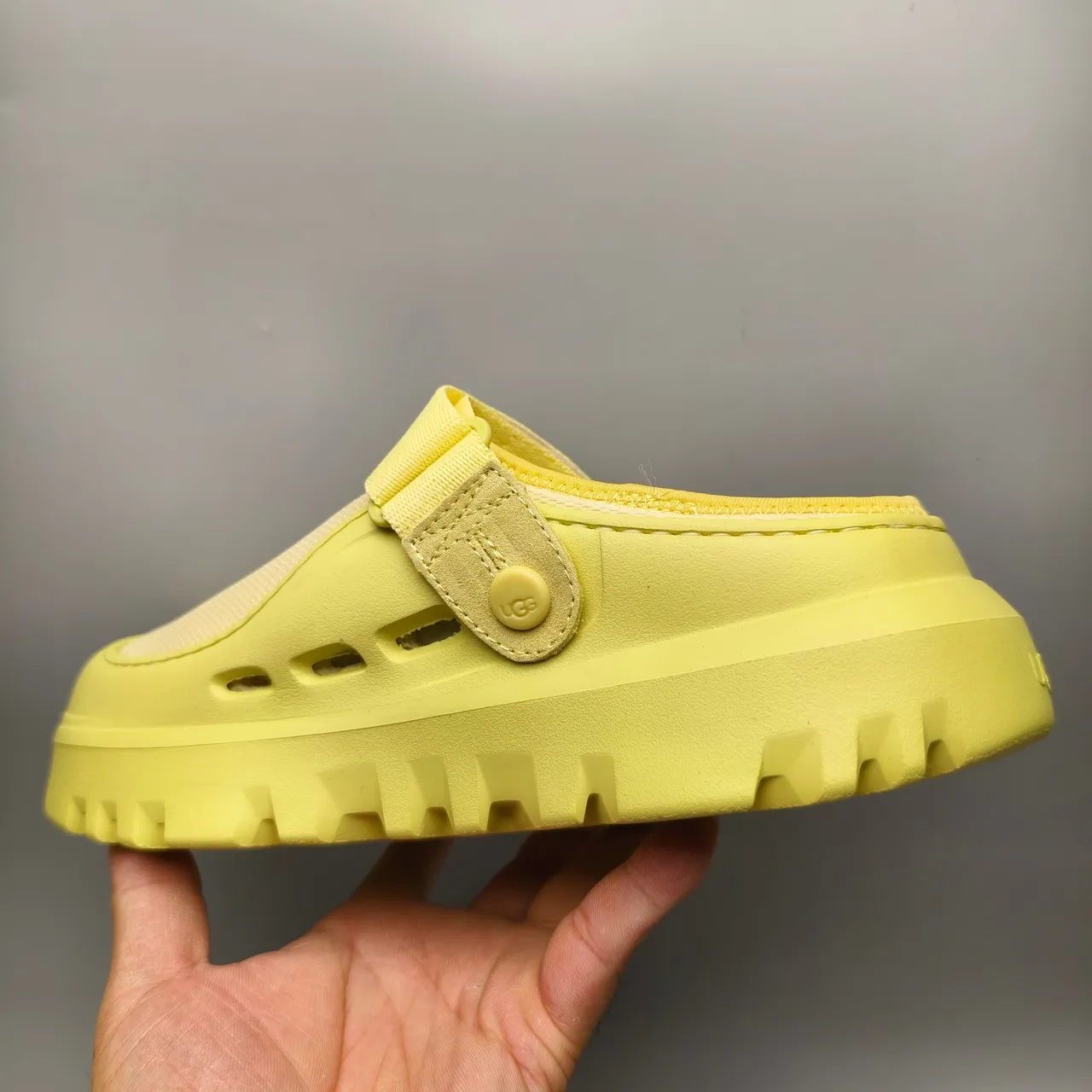 UGG Tasman Clog de malla color amarillo lima 5
