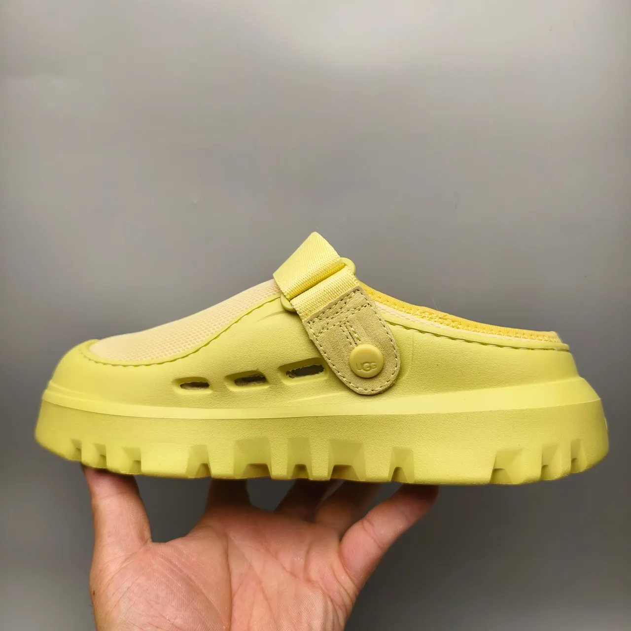 UGG Tasman Clog de malla color amarillo lima 7