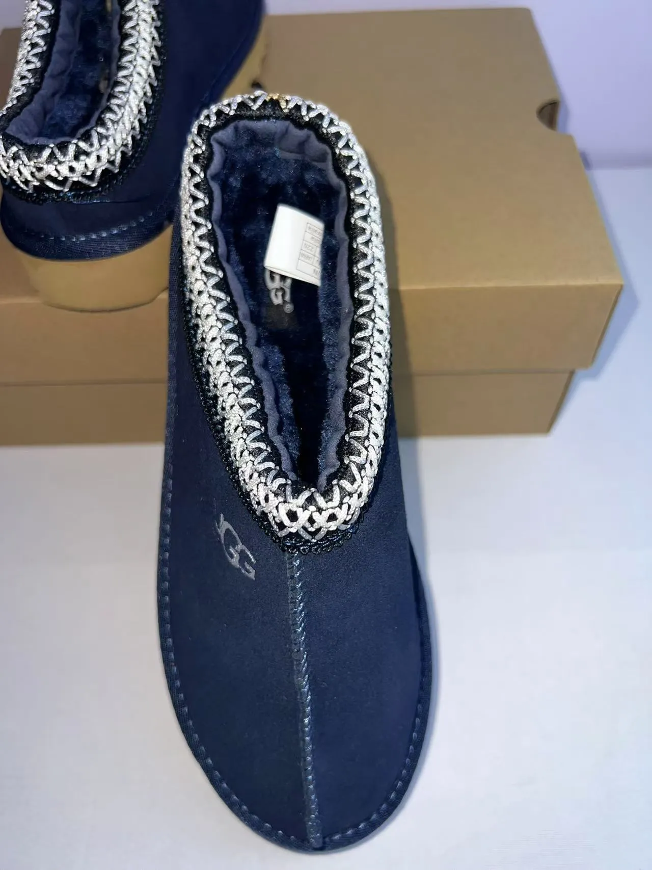 UGG Tasman Navy Beige Tige daim Tressé Blanc Et Noir Garniture Chaussons 4