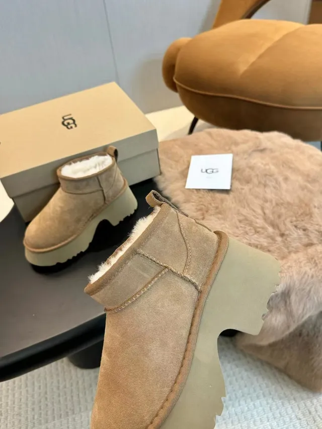 UGG Ultra Mini Beige White Platform Sole Suede Upper Snow Boots 5