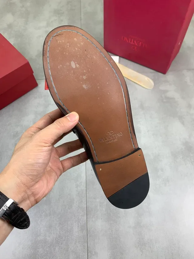 Valentino 黑金 抛光皮革 VLogo 链扣 乐福鞋 2