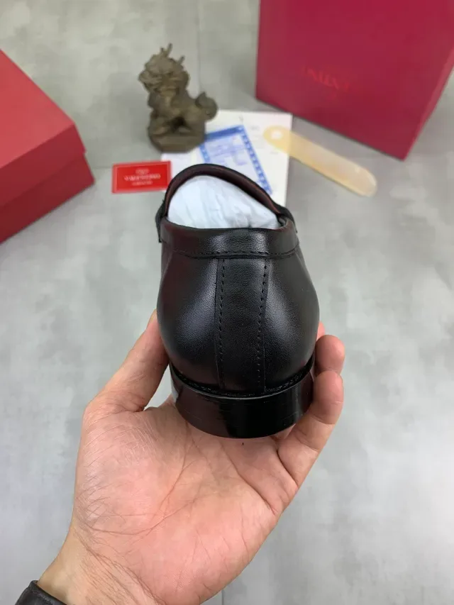Valentino 黑金 抛光皮革 VLogo 链扣 乐福鞋 3
